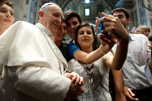 Pope Francis poses with youth – fr