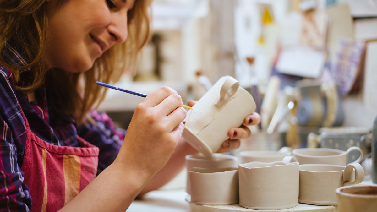 WEB ART ARTISANS POTTERY WOMAN ©Nenad Aksic:Shutterstock