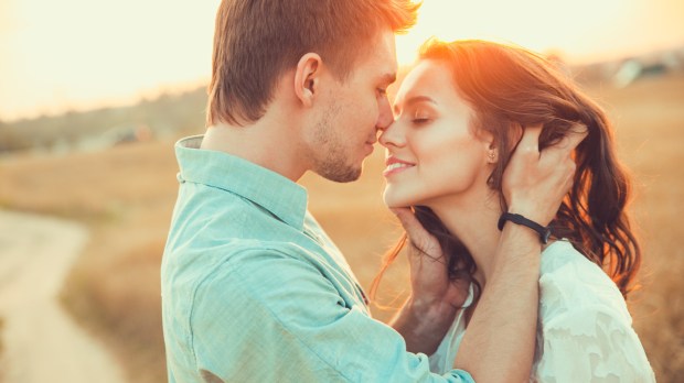 WEB COUPLE KISS LOVE HAPPY © sivilla &#8211; Shutterstock