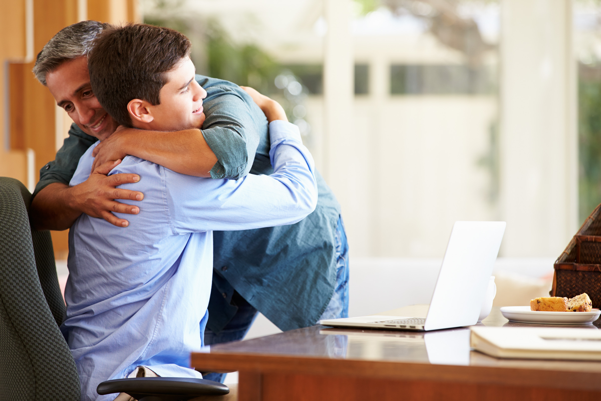 WEB FATHER SON HUG WALL © Monkey Business Images – Shutterstock