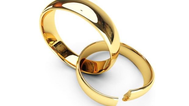 WEB RING BROKEN MARY DIVORCE © sprinter81 – Shutterstock