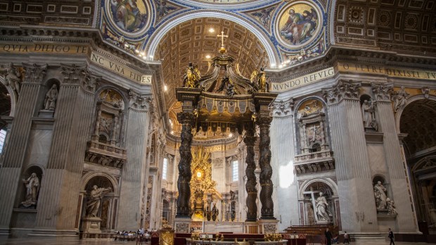 WEB ST PETERS BASILICA DETAIL INTERIOR AT004 Shutterstock 12