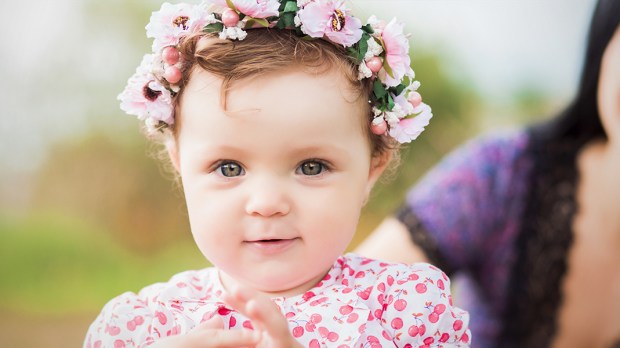 WEB3-BABY-FLOWERS-MOTHER-CUTE-SMILE-GIRL-Tanja-Vashchuk-Shutterstock