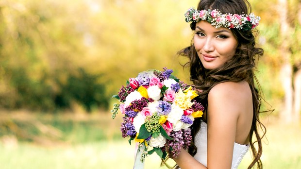 WEB3 BRIDE BRIDAL FASHION FLOWERS FLOWER CROWN MAKEUP Shutterstock