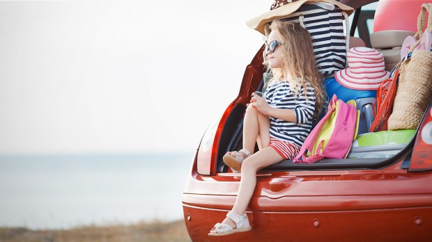 WEB3-CHILD-VACATION-SUMMER-SPRING-CAR-HAT-SUITCASES-RELAX-HTeam-Shutterstock