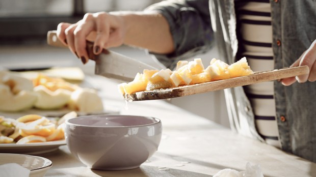 WEB3-COOKING-CUTTING-BOARD-FOOD-SLICE-CUISINE-BOWL-HANDS-CHOP-Y-Photo-Studio-Shutterstock