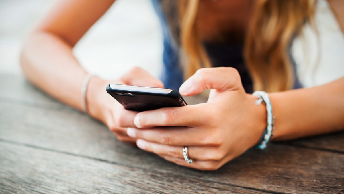 WEB3-GIRL-WOMAN-HANDS-PHONE-TEXTING-SOCIAL-MEDIA-shutterstock_387000259-Shutterstock