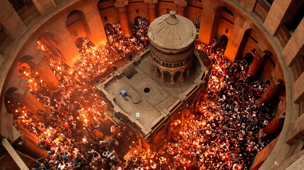 WEB3-HOLY-SEPULCHRE-FIRE-CANDLES-000_A40P1-Thomas-Coex-AFP