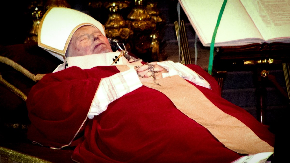 WEB3 JOHN PAUL II FUNERAL LECTOR Black Mamba via wikipedia Giovanni_Paolo_II_0013