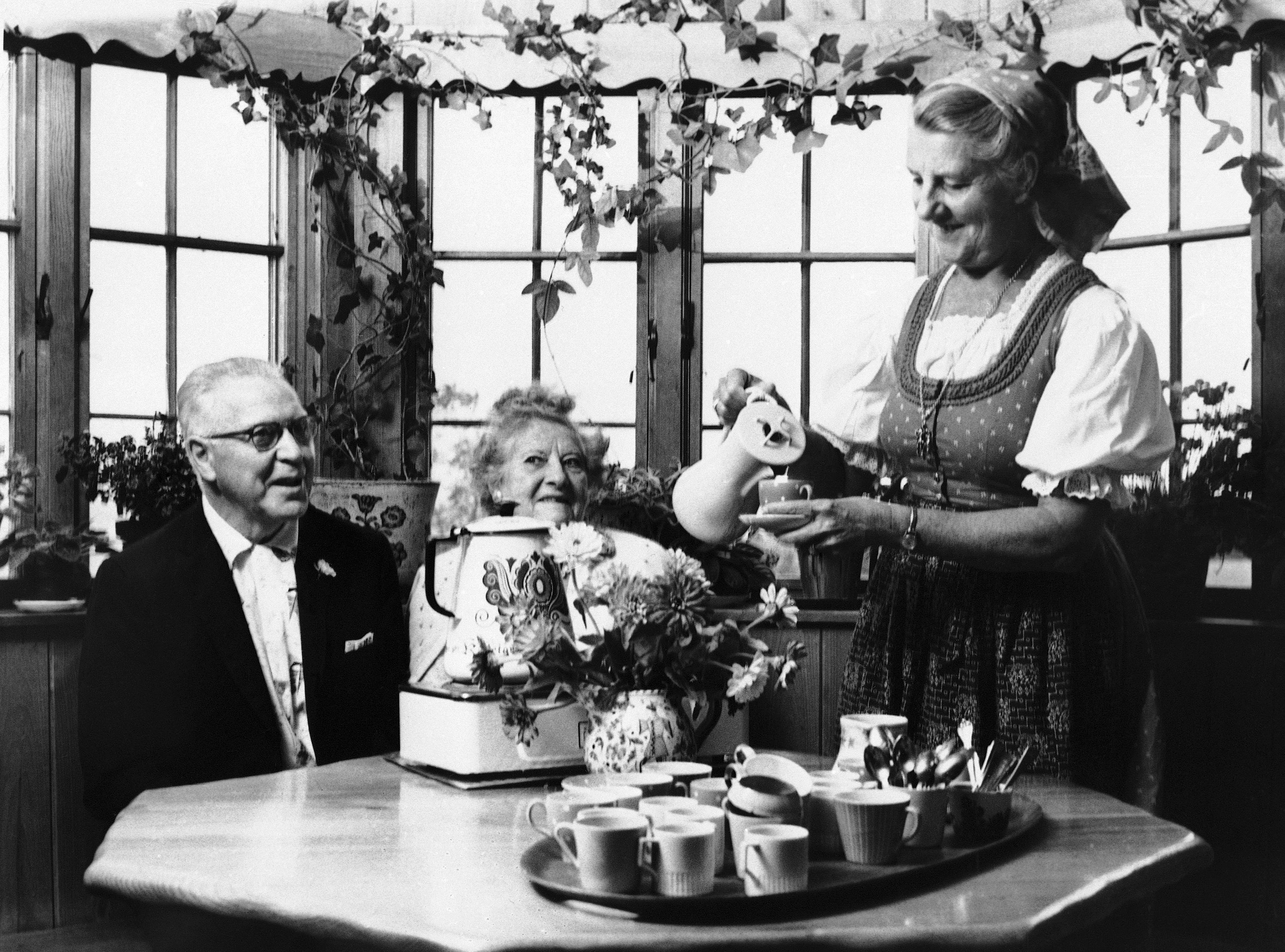 WEB3-MARIA-VON-TRAPP-SERVING-TEA-COFFEE-STOWE-VERMONT-LODGE-WOMAN-MAN-AP-Images