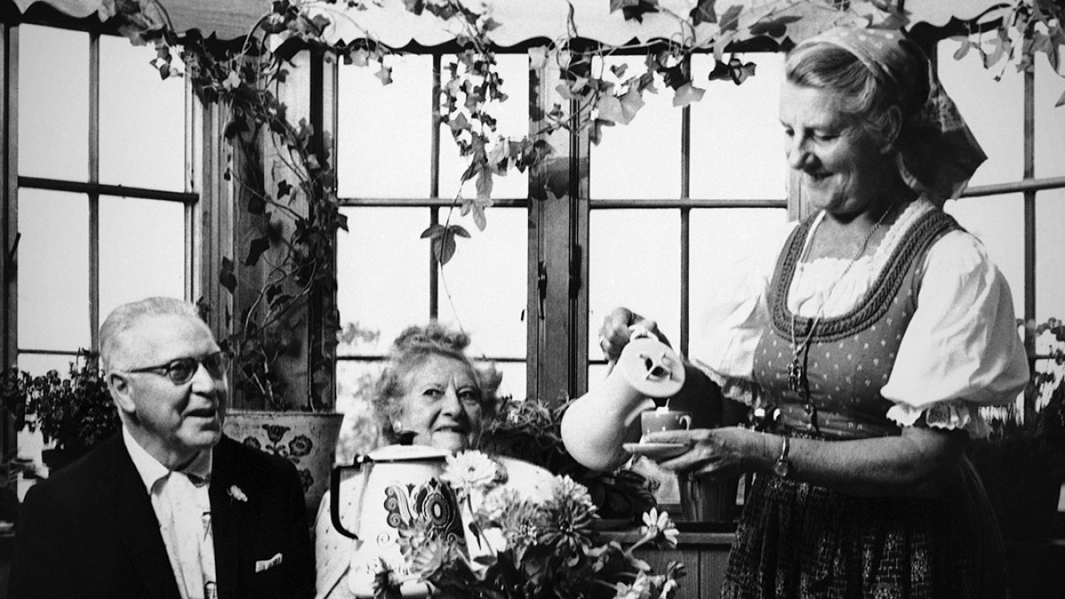 WEB3-MARIA-VON-TRAPP-VERMONT-SERVING-TEA-MAN-WOMAN-AP-Photo