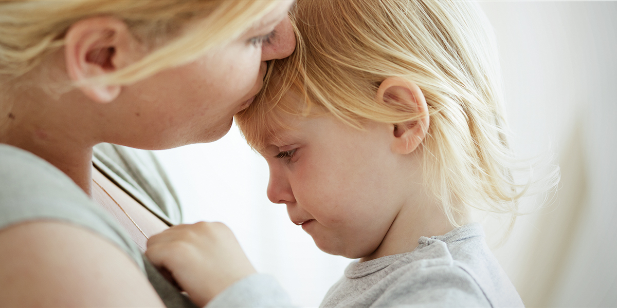 WEB3-MOTHER-DAUGHTER-CHILD-TANTRUM-UPSET-CALMING-DOWN-KISS-Shutterstock