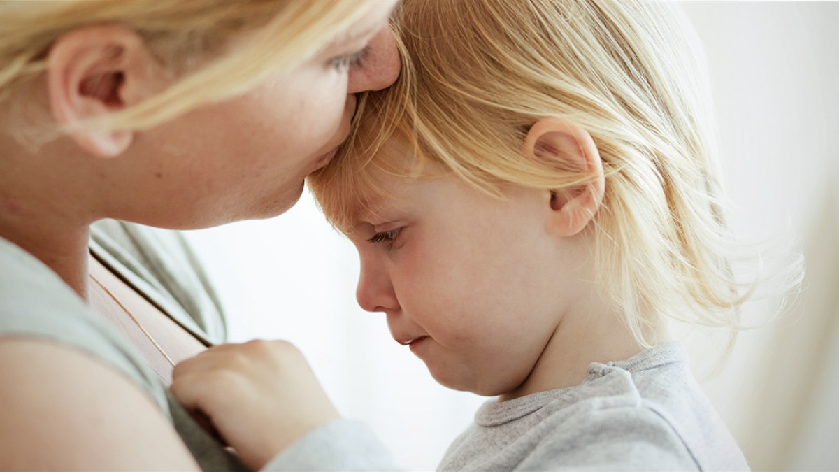 WEB3-MOTHER-DAUGHTER-CHILD-TANTRUM-UPSET-CALMING-DOWN-KISS-Shutterstock