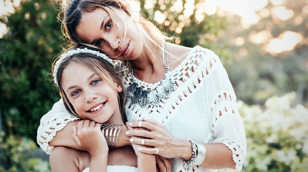 WEB3-MOTHER-DAUGHTER-SUN-SUNSHINE-SMILE-LOVE-HOLDING-Alena-Ozerova-Shutterstock