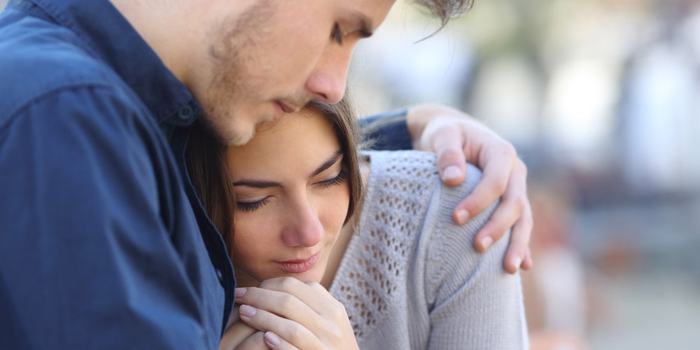 WEB3-MOURNING-SAD-FRIENDS-HUG-COUPLE-Shutterstock_285296222-Antonio Guillem-AI