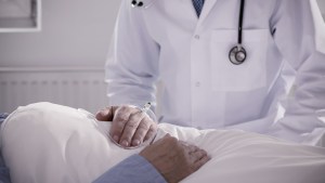WEB3-PALLIATIVE CARE-DOCTOR-Shutterstock_346616660-Photographee.eu-AI