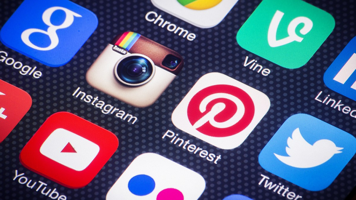 WEB3-PHONE-MOBILE-APPS-SCREEN-CLOSEUP-shutterstock_175224353-Shutterstock