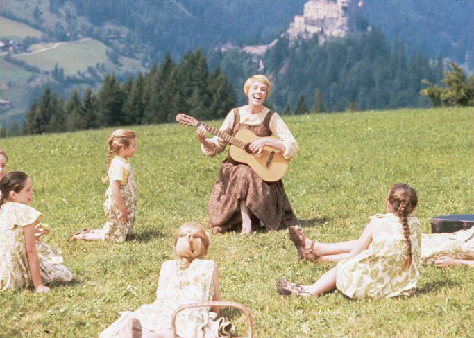 WEB3-SOUND-OF-MUSIC-JULIE-ANDREWS-HILLS-MOUNTAINS-SINGING-GUITAR-CHILDREN-WOMAN-20th-Century-Fox-Entertainment