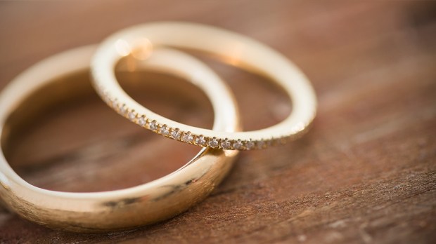 WEB3-WEDDING-RINGS-HUSBAND-WIFE-GOLD-DIAMOND-WOOD-Getty-Images