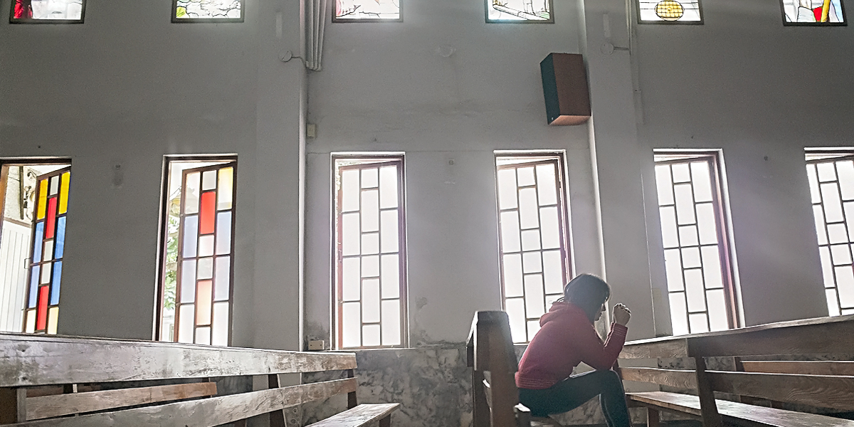 WEB3 WOMAN PRAYING CHURCH STAINED GLASS ALONE PRAYER Aikawa Ke Flickr