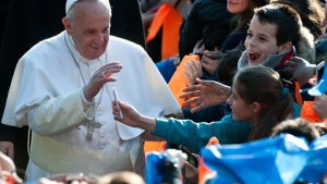 Pope Francis greets the children – CPP – fr
