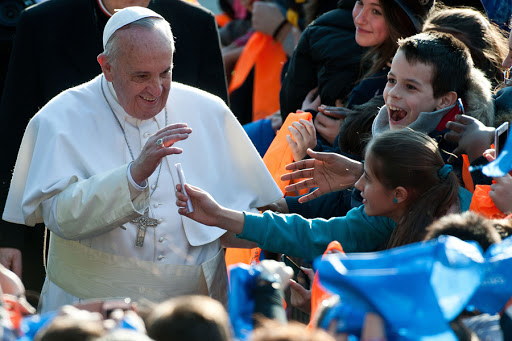 Pope Francis greets the children &#8211; CPP &#8211; fr