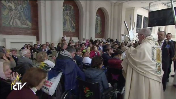 Pope Francis blesses sick, Fatima