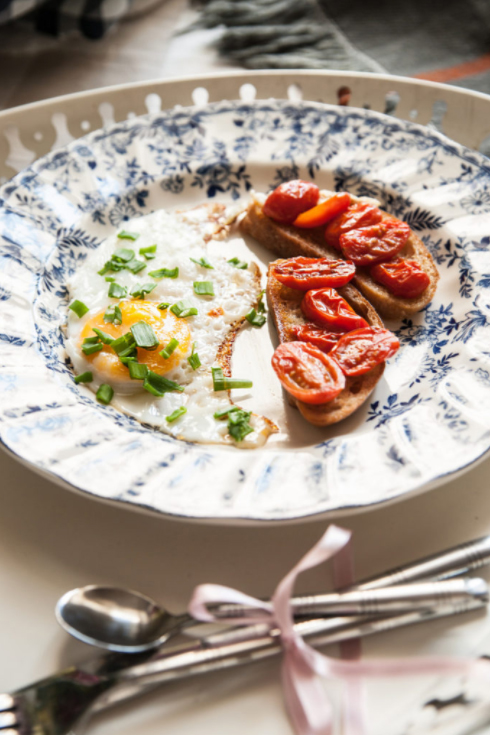WEB EGGS WITH FRIED TOMATOES AND RUSTIC TOAST MOTHERS DAY BREAKFAST Veronika Kirchner