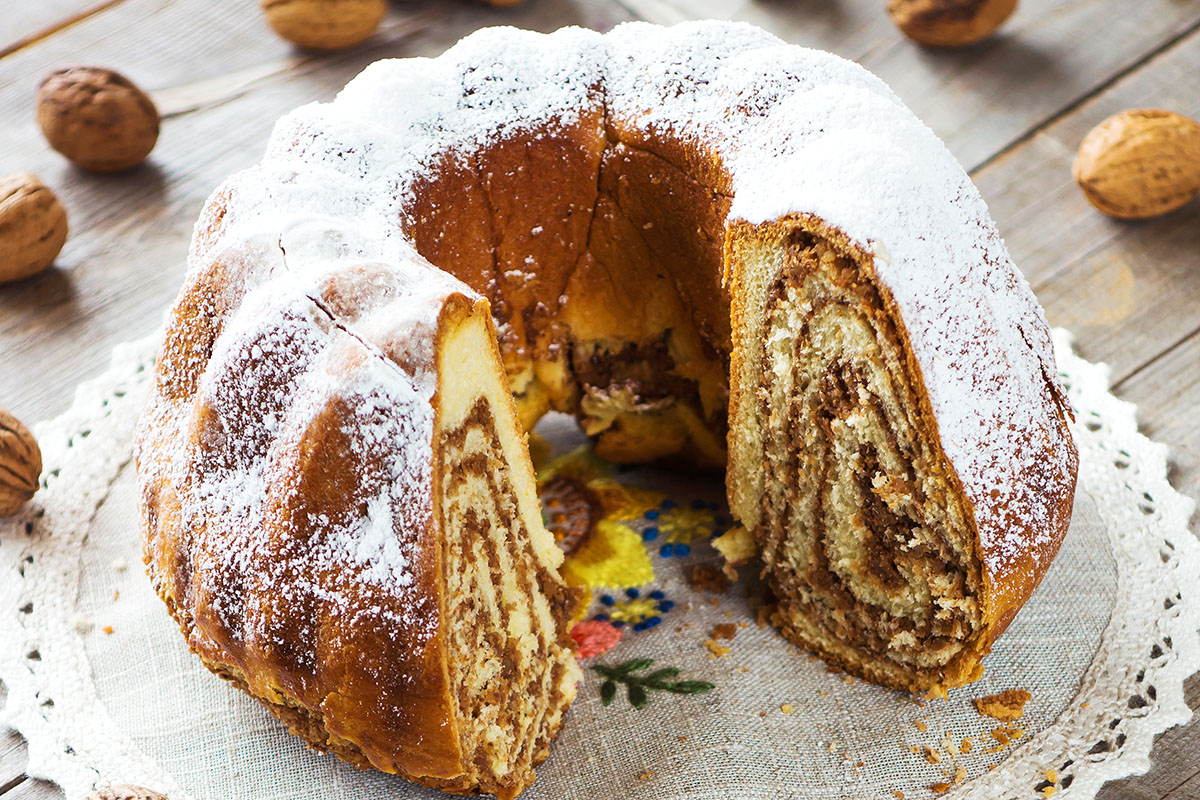 WEB-POTICA-SLOVENIAN-DESSERT-ROLL-shutterstock_402131953-By Dani Vincek-AI