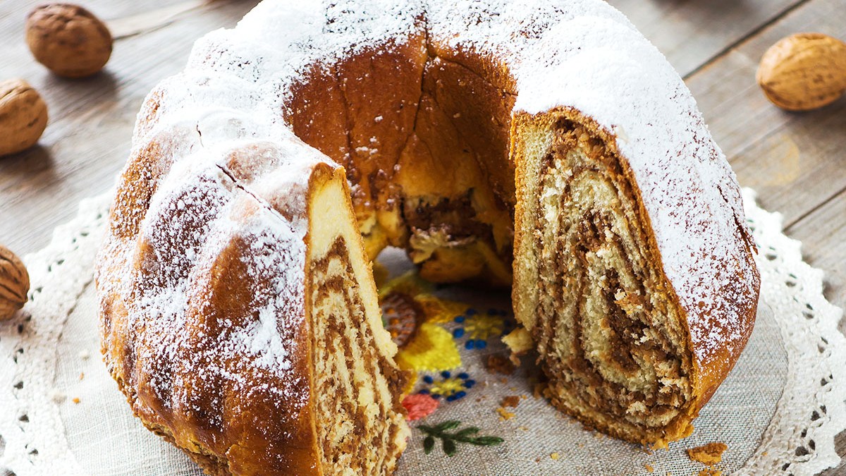 WEB-POTICA-SLOVENIAN-DESSERT-ROLL-shutterstock_402131953-By Dani Vincek-AI