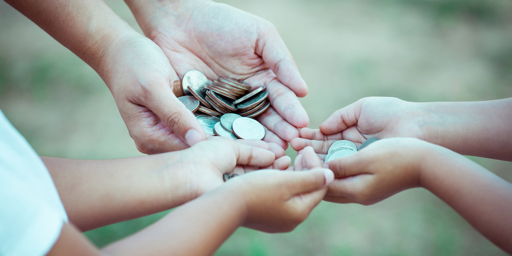 WEB3-FAMILY-MONEY-BUDGET-COINS-HANDS-shutterstock_578798812-By A3pfamily-AI