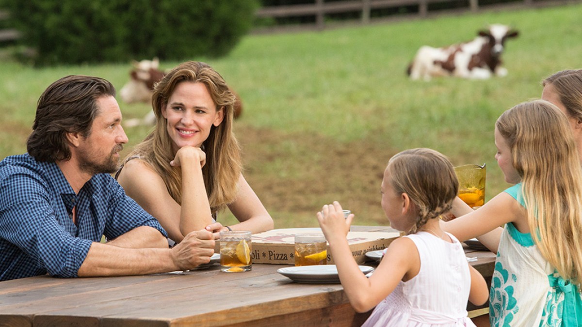 WEB3-MOVIE-MIRICLES-FROM-HEAVEN-JENNIFER-GARNER-FAMILY-PICNIC-TABLE-Sony-Pictures