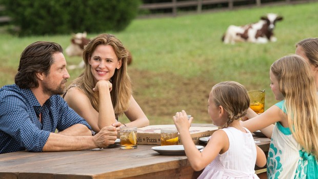 WEB3-MOVIE-MIRICLES-FROM-HEAVEN-JENNIFER-GARNER-FAMILY-PICNIC-TABLE-Sony-Pictures