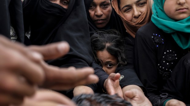 WEB3-PHOTO-OF-THE-DAY-MOSUL-FOOD-COOKIES-HANDOUT-AP_17122518163770-AP-Photo-Bram-Janssen