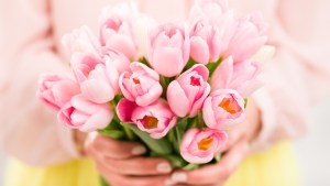 WEB3-PINK-BUNCH-FLOWERS-TULIPS-HOLDING-HANDS-WOMAN-Shutterstock