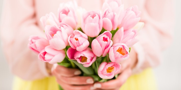 WEB3-PINK-BUNCH-FLOWERS-TULIPS-HOLDING-HANDS-WOMAN-Shutterstock