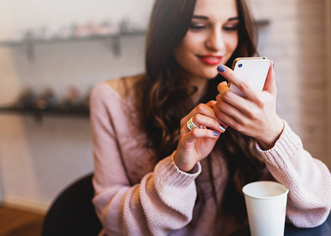 WEB3-PINK-WOMAN-SWEATER-PHONE-SMILE-DIAL-CHAT-COFFEE-TABLE-Shutterstock