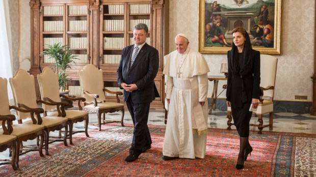 WEB3 POPE FRANCIS PRESIDENT OF UKRAINE AND WIFE Shutterstock