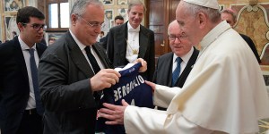Pope Francis urges star athletes to be good role models