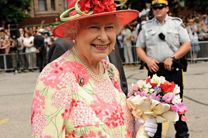 WEB-QUEEN-ELIZABETH-UK-ENGLAND-FLOWERS-shutterstock_56668144-By Zoran Karapancev-AI