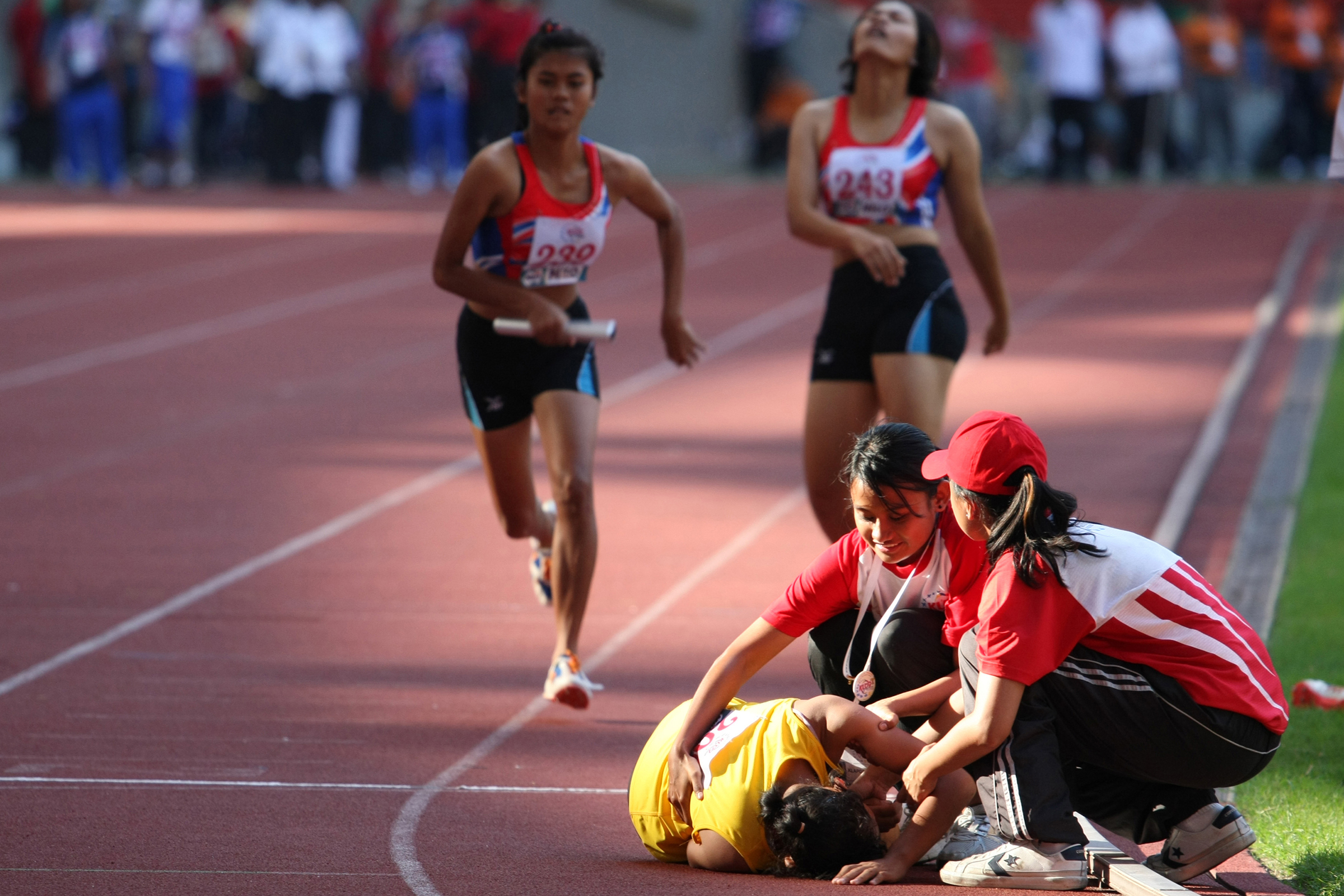 TRACK RACE RUNNER FALL