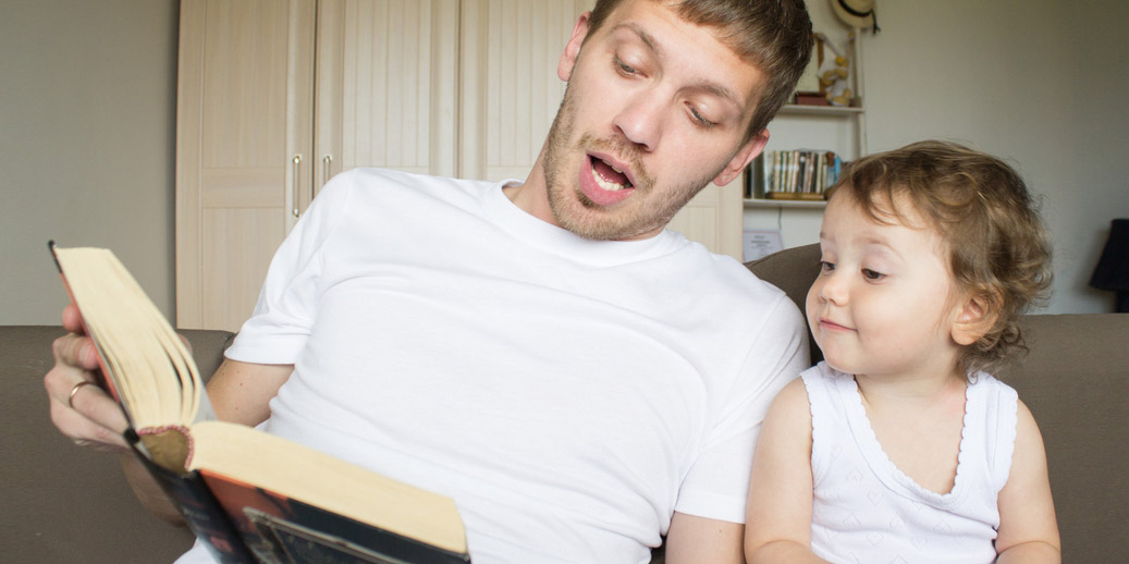 WEB3-DAD-CHILD-READ-READING-BOOK-HOME-FAMILY-FATHER-Shutterstock_657824404-Por Geinz Angelina-AI