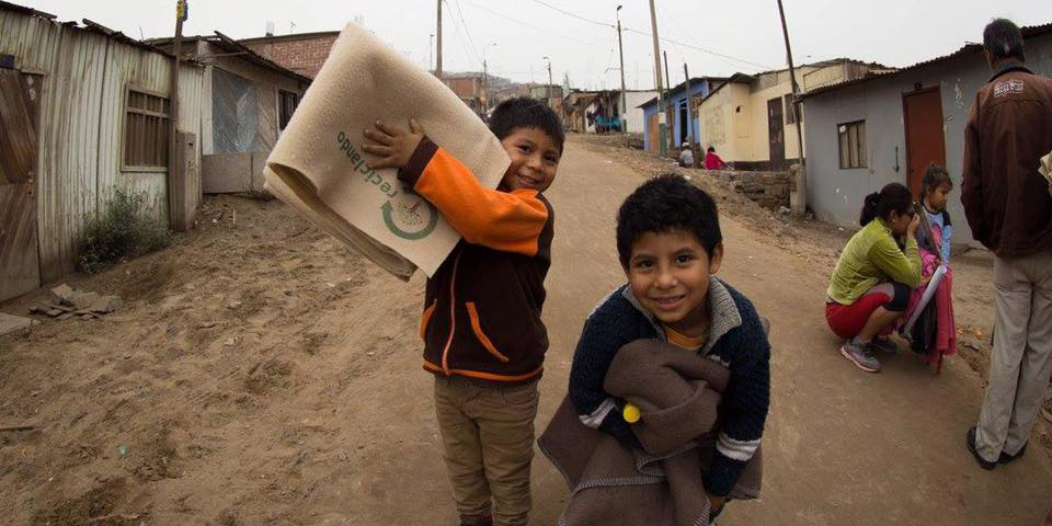 WEB3-PERU-RECYCLE-CHILDREN-BOTTLES-2-facebookAsociacionReciclando