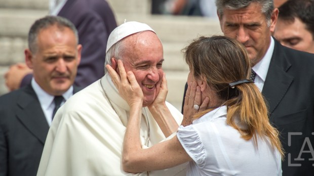 WEB-Photo-of-The-Day&#8212;Pope-Francis&#8212;Woman&#8212;Hand&#8212;Face&#8212;©-Antoine-Mekary&#8212;ALETEIA&#8212;AM_9037