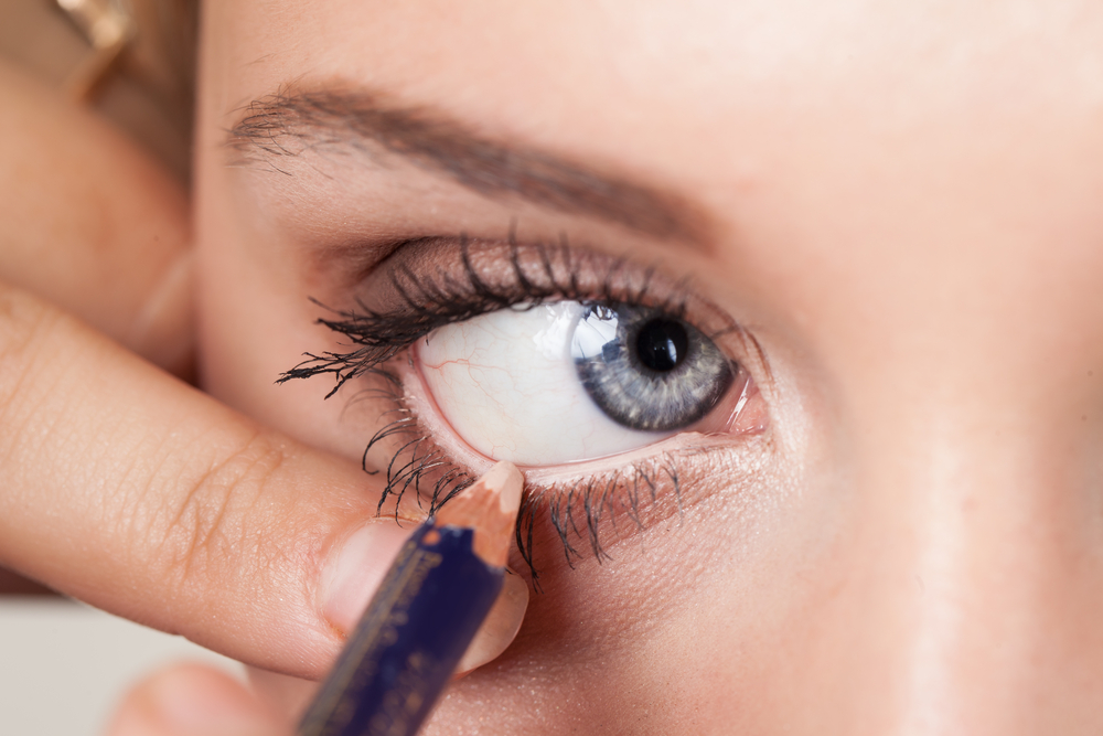 WEB-WOMAN-EYES-EYELINER-PENCIL-MAKE UP-shutterstock_122999125-AlikeYou-AI