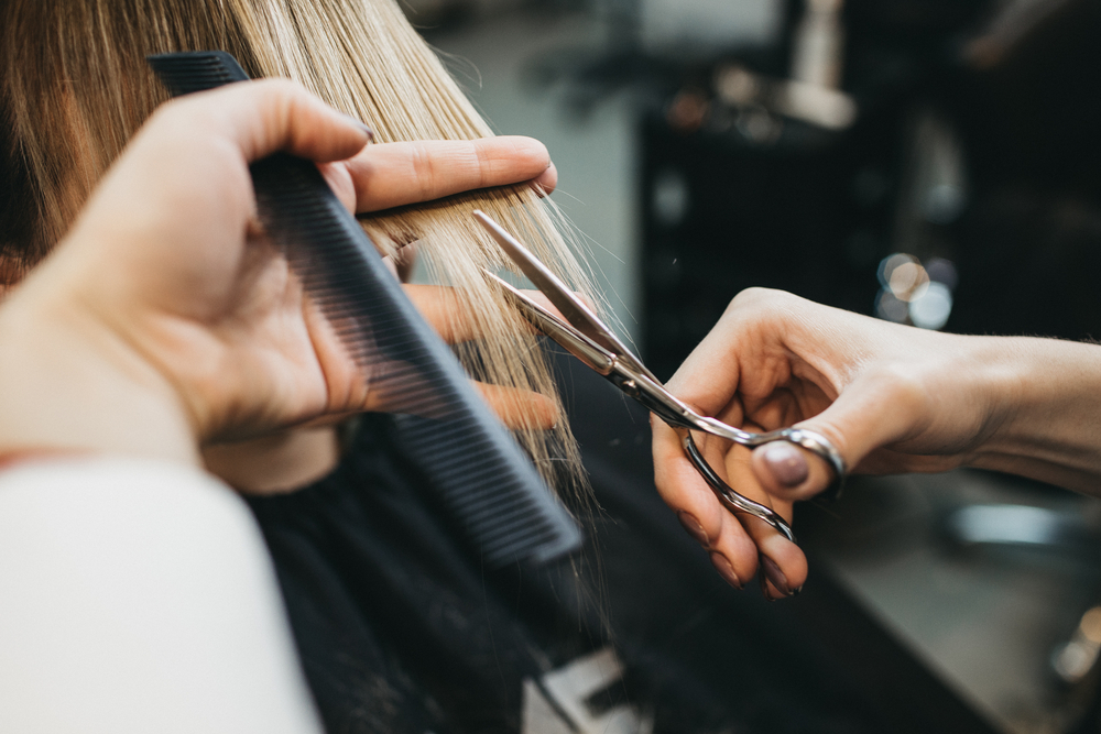 WEB-WOMAN-HAIR-CUT-STYLIST-SCISSORS-shutterstock_532148356-Por t.max-AI