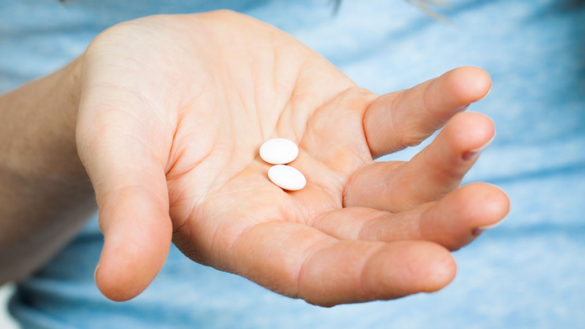 HAND,PILLS,WOMAN