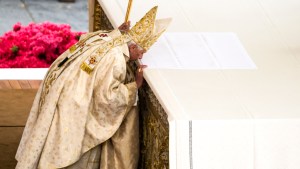 POPE KISSING ALTAR