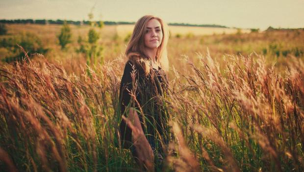 GIRL,FIELD