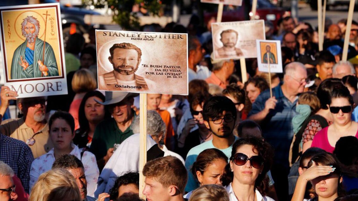 Crowds_outside_Rother_Beatification_sooner_Catholic_Arch_OKC